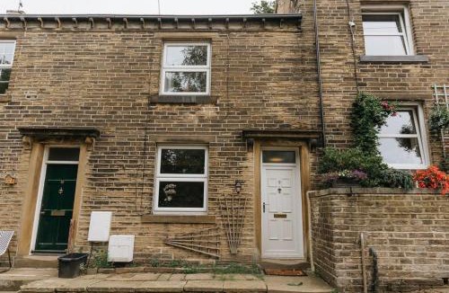 Ogden House | LITTLE RED HOLIDAY HOME - 2 Bed House with Free Parking within West Yorkshire, local access to the Peak District