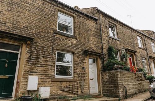 Ogden House | LITTLE RED HOLIDAY HOME - 2 Bed House with Free Parking within West Yorkshire, local access to the Peak District