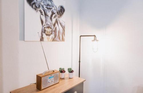 Ogden House | LITTLE RED HOLIDAY HOME - 2 Bed House with Free Parking within West Yorkshire, local access to the Peak District