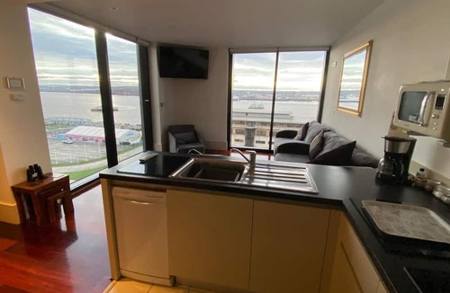 The Docks Apartment | Liverpool Excelsior City Centre Apartment, A/C & potential next door parking