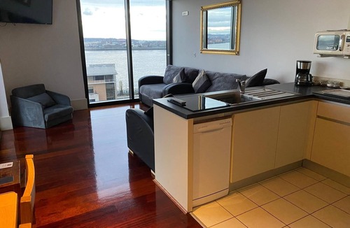The Docks Apartment | Liverpool Excelsior City Centre Apartment, A/C & potential next door parking