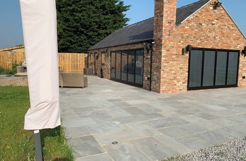 Skirpenbeck Apartment | Lola Cottage - Luxury Studio Accommodation - 5 People - 1.5 miles from Amenities