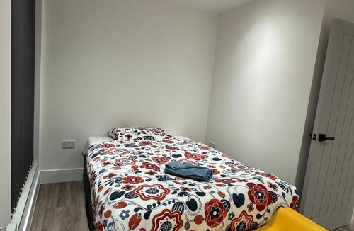 Loxford Apartment | London Cosy Apartment in East London
