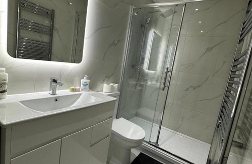 Loxford Apartment | London Cosy Apartment in East London
