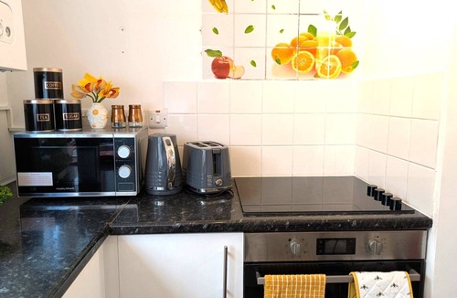 West Hendon Apartment | London Studio centrally located, minutes from train stations