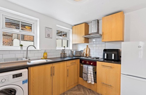 Warrington House | Long Term Stays, Warrington Centre, 6 Bedrooms