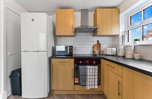 Warrington House | Long Term Stays, Warrington Centre, 6 Bedrooms