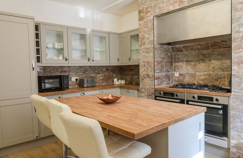 South Cliff House | LONSDALE VILLA, pet friendly, with hot tub in Scarborough