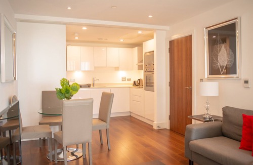 Canary Wharf Apartment | Lovely 2-Bed/2-Bath Apartment in Lincoln Plaza