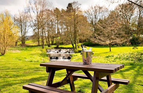 Thirsk Apartment | Lovely apartment for 4 people with pool, WIFI, hot tub and terrace