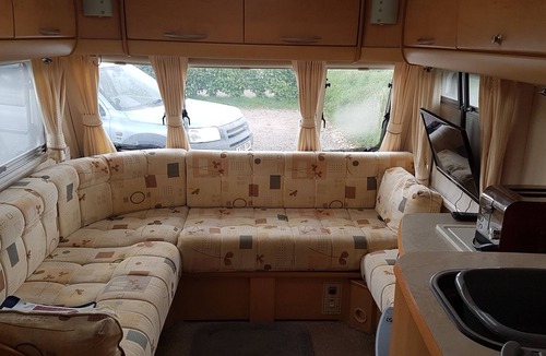 Kneesall Ski Chalet | Lovely Caravan Near Notts and Newark