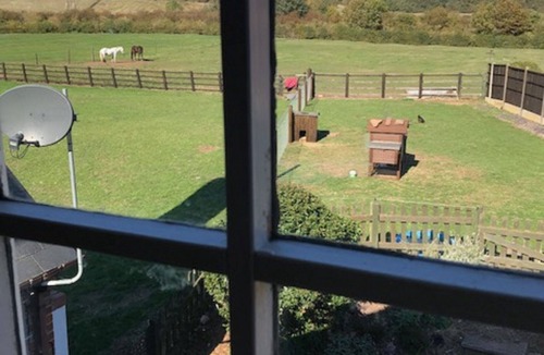 Elkesley House | Lovely double room and huge bathroom in comfortable Farm House