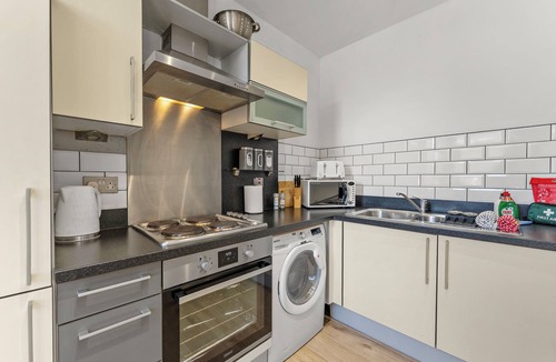 Dewsbury House | Lovely Duplex for Long Stays - Parking