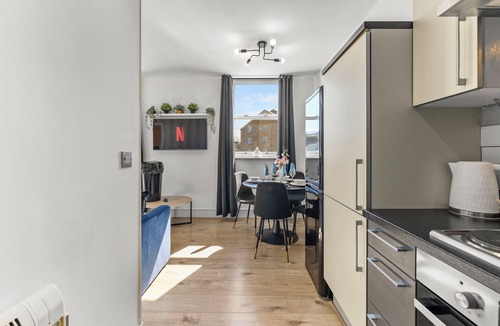 Dewsbury House | Lovely Duplex for Long Stays - Parking