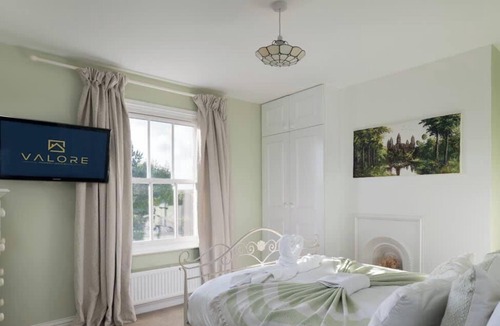 Milton Keynes House | Lovely Home, Great Location & Superb Value!