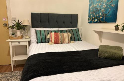 West Molesey House | Lovely Room with Garden View & Free Street Parking nr Hampton Court