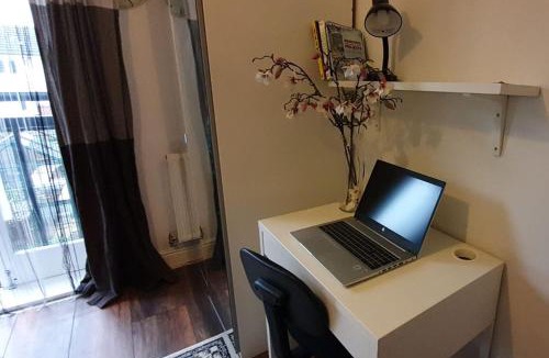 West Molesey House | Lovely Room with Garden View & Free Street Parking nr Hampton Court