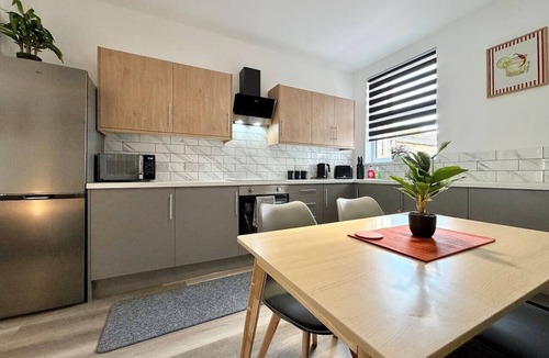 Cleethorpes House | Lovett House - Contractors or Family Holidays
