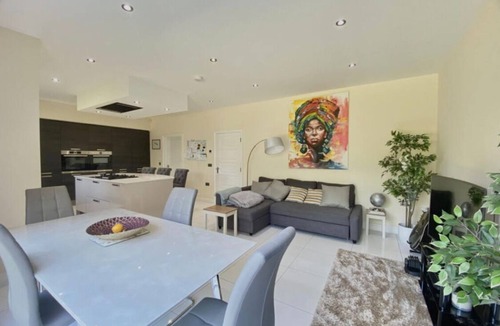 Peterborough House | Lux 6 Bed Peterborough Serviced Accommodation | Solari Living