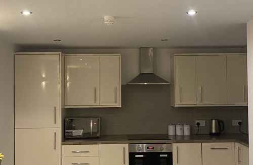 Kirkheaton Apartment | Lux and Comfort At Dealhouse Apt King Bed