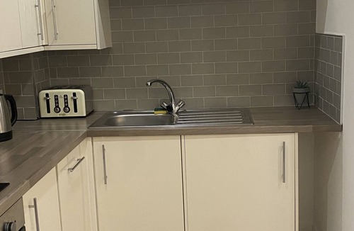 Kirkheaton Apartment | Lux and Comfort At Dealhouse Apt King Bed