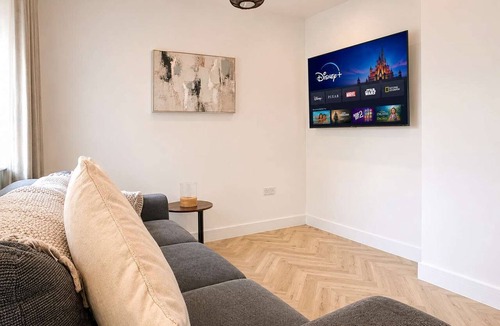 Ainley Top House | Lux House 2BR - Sleeps 6 - Free Parking - Huddersfield