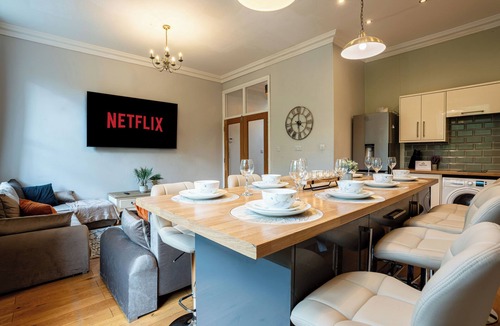 Leeds House | Lux Maisonette House | Sleeps 16 | Perfect for Families