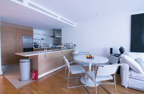 Queenstown Apartment | Lux Modern 2BR Flat wth Balcony Walk to Battersea Park, River, Mall, Transport