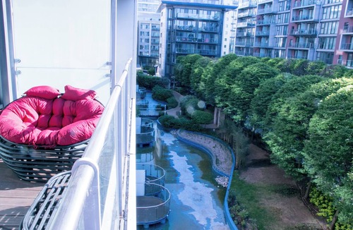 Queenstown Apartment | Lux Modern 2BR Flat wth Balcony Walk to Battersea Park, River, Mall, Transport