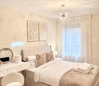 Leeds Apartment | Lux Stays - 2BR Leeds City Centre Apartment - Ground Floor with Free Parking