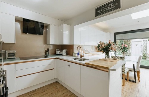 Harrogate House | Luxe 3 Bed property with beautiful garden room.