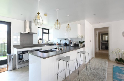 Soho Condo | Luxurious 3-Bedroom Condo on Iconic Oxford Street