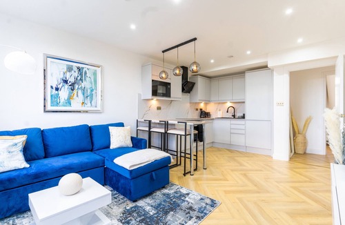 Thornton Apartment | Luxurious And Spacious 4-bed Flat With Balcony