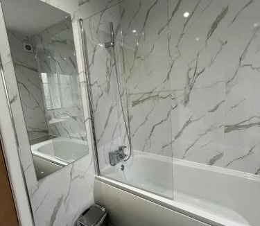 Trafford Apartment | Luxury 2 Bed Apartment, Sleeps 6 with Sofa bed, Close to Sale Town & Tram Station