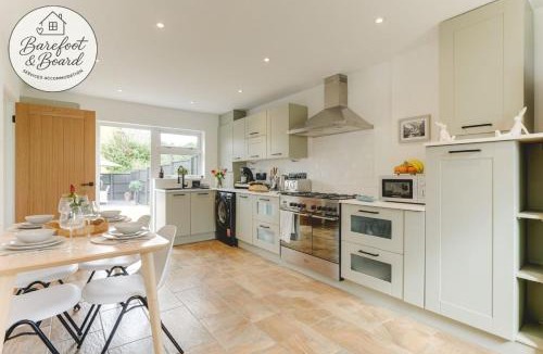 Stevenage House | Luxury 2-Bed House in Stevenage Sleeps 6 Free Parking Barefoot & Board