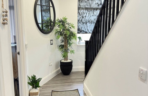 Dudley Apartment | Luxury 2bedrooms 2bathrooms and a kitchen