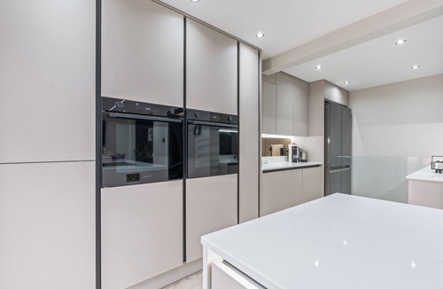 Swinton House | Luxury 3 Bed Home, Private Parking, Business, Contractors & Families