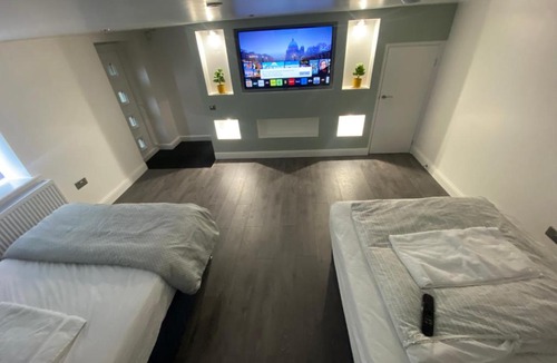 Elland House | Luxury 3-Bed House-Jaquzzi Bath-Private Parking- suitable for contractors