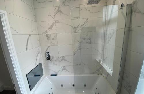 Elland House | Luxury 3-Bed House-Jaquzzi Bath-Private Parking- suitable for contractors