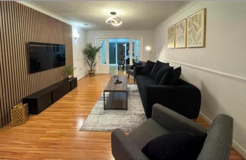 Cradley Villa | Luxury 5-bed Bungalow, Hot Tub, Games & Gated Parking
