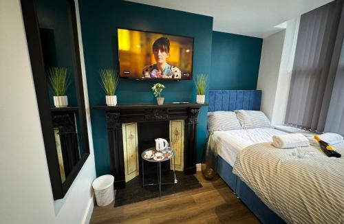 Elland House | Luxury 6-Bed House - 6 En Suite- Jaquzzi Baths - Private Parking - Suitable for contractors