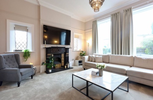 Halifax House | Luxury 6 Bedroom Retreat | Sleeps 12 | Elegant Halifax Stay