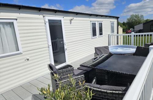 Tattershall House | Luxury Caravan 3 Bedroom 8 berth With Hot-tub guests 6 and above require a bond