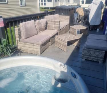 Dogdyke Resort | Luxury caravan and Tattershall lakes with private hot tub and WiFi