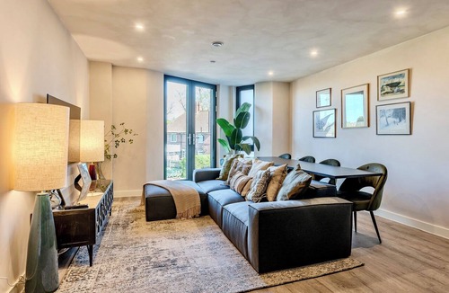 Heworth Apartment | Luxury City Retreat sleeps 4 w/free secure EV parking. 7 min walk to cc