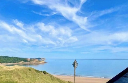 Cayton Bay House | Luxury Clifftop Beach House: Panoramic Sea Views, FREE Hot Tub & Games Room