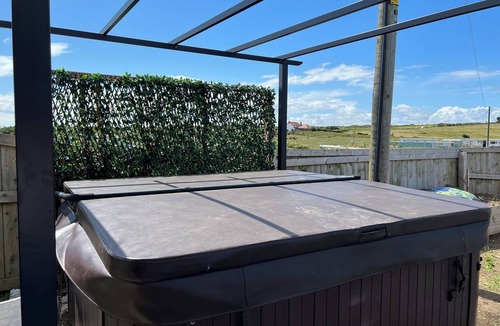 Cayton Bay House | Luxury Clifftop Beach House: Panoramic Sea Views, FREE Hot Tub & Games Room