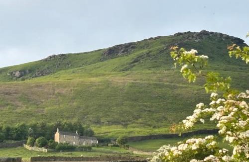 Embsay House | Luxury Cottage above Embsay Reservoir with Sunrise-to-Sunset Views