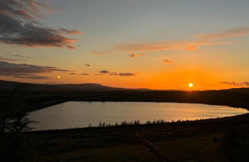 Embsay House | Luxury Cottage above Embsay Reservoir with Sunrise-to-Sunset Views