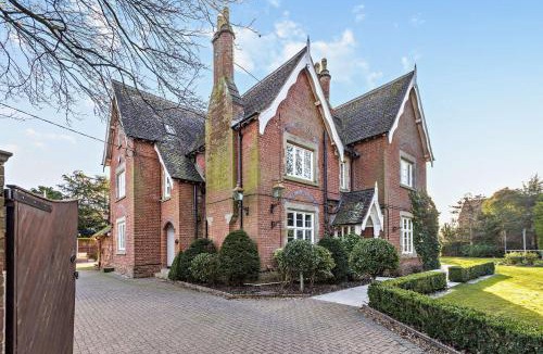 Amerton House | Luxury Detached House in Large Private Grounds, with Outdoor Jacuzzi and Sauna